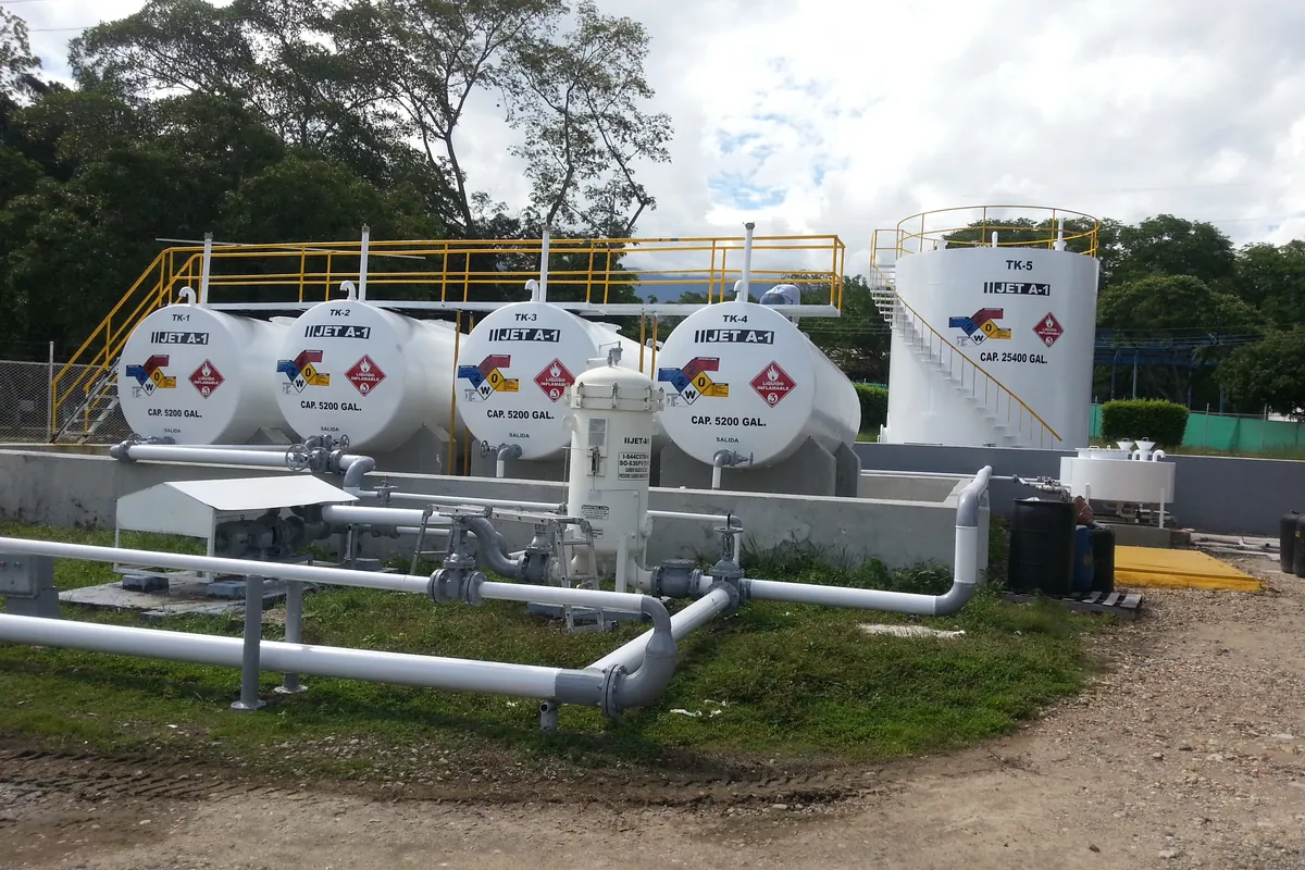 Tanques de almacenamiento con tubería instalada