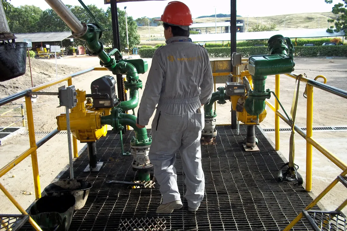Técnico con casco y overol en una plataforma de carga